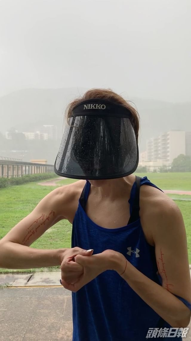 鄭秀文今日貼文指，運動的好處最開心是不用再胡亂節食，想食咩就食咩。